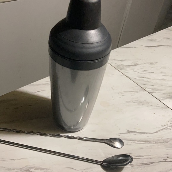 A Couple Jiggers,couple spoons ,shaker & strainer - Picture 4 of 4